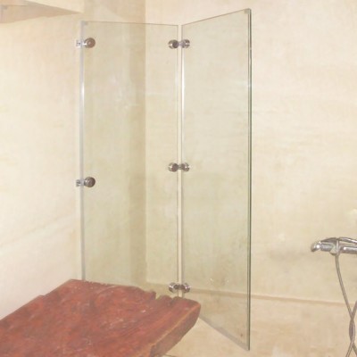  Folding glass panel 8mm 80x150cm in bathtub
